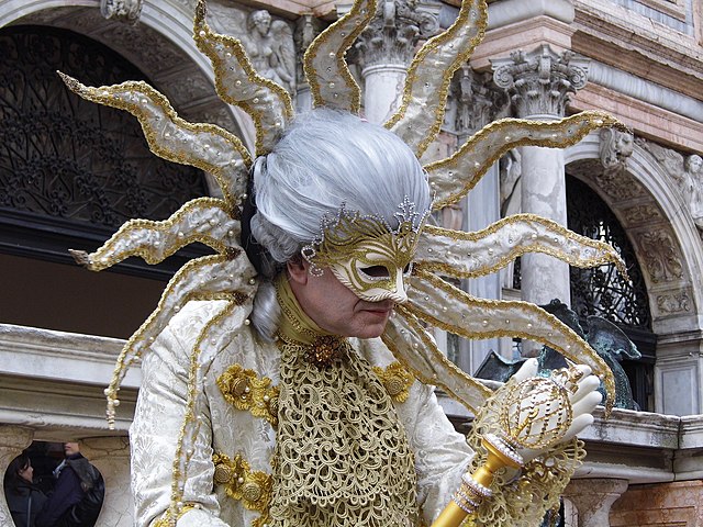 un incredinile machera in bianco e oro come un sole come cappello