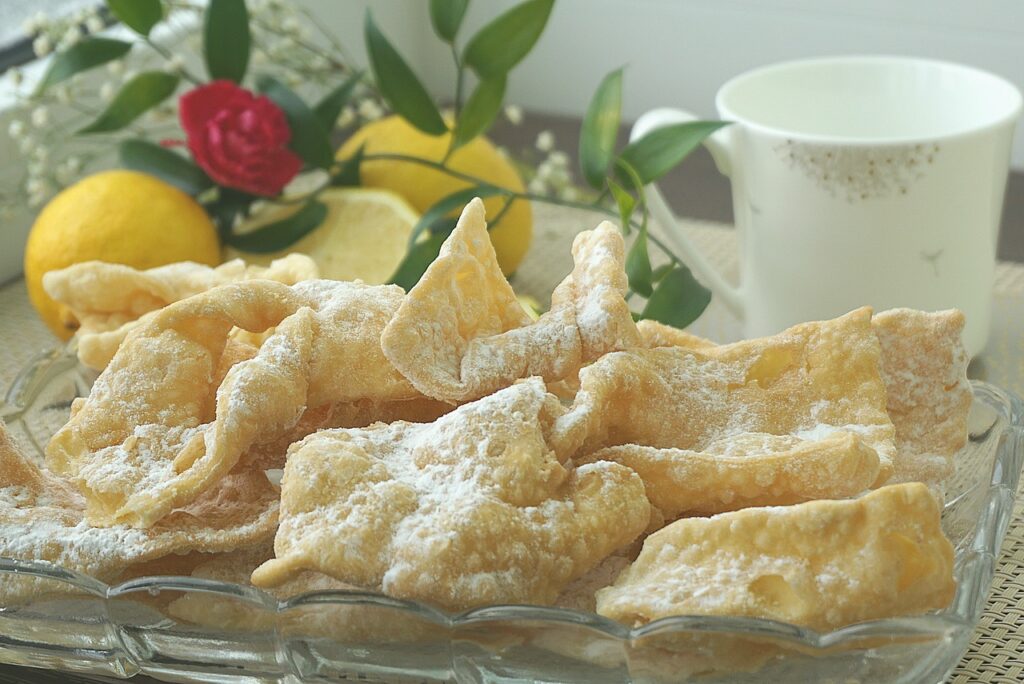 chiacchiere di carnevale con tanto zucchero a velo sopra