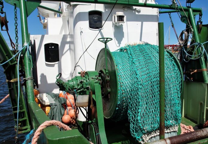 Pesca a strascico - un peschereccio con un enorme rullo di rete da pesca verde