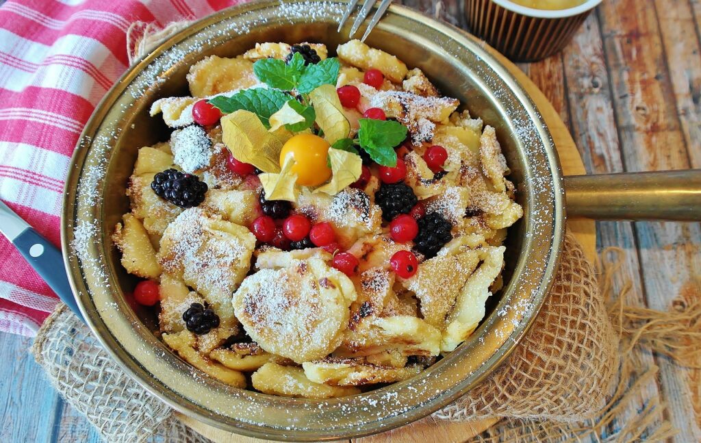 il Kaiserschmarrn un dolce tipico con tanti pezzi di pae e frutta