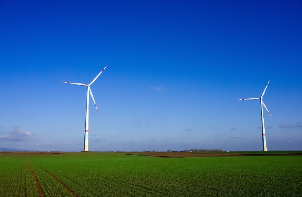 pale eoliche in campo verde e cielo azzurro