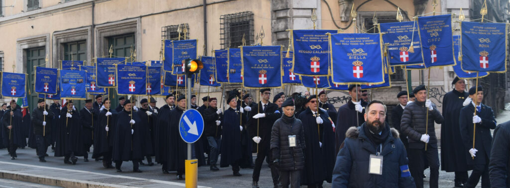 La Guardia D'onore in divisa mentre sfila in parata con gli stendardi blu