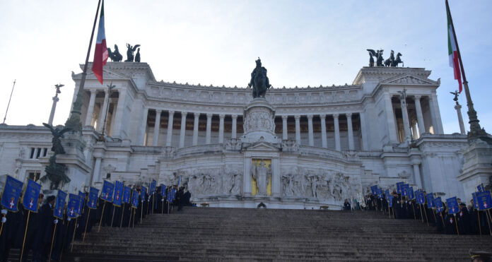 il monumento al milite ignoto un colonnato a semicerchio sovrastato da un agrande scalinata e con in cima delle statue