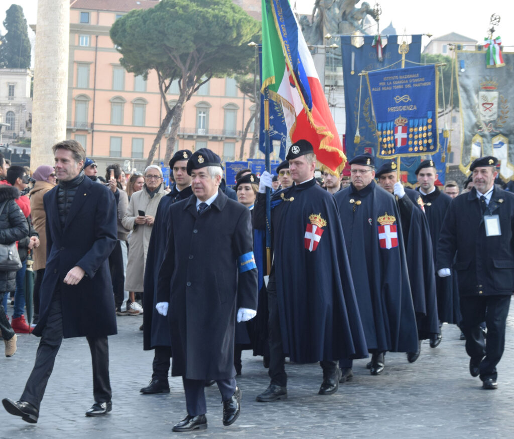 La Guardia D'onore in divisa mentre sfila in parata con gli stendardi blu e la bandiera tricolore italiana