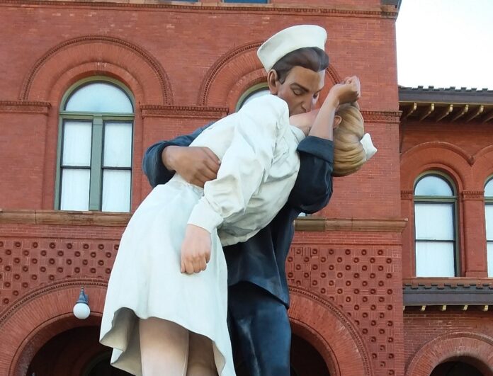 14 febbraio san valentino - nella foto una statua di un marines con cappello bianco che bacia una ragaazza vestita di bianco da infermiera . Il ragazo bacia la ragazza tenendola in un casquet