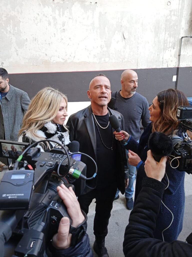 eros ramazzotti fuori dal teatro ariston