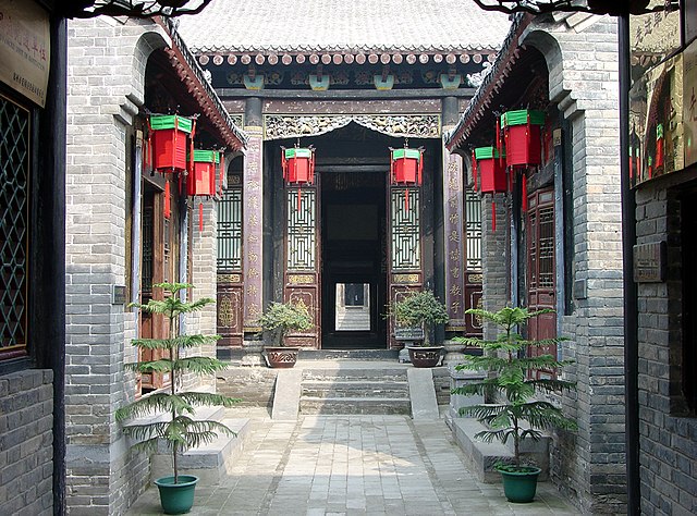 una casa cinese addobbata per il capodanno con lanterne rosse fuori dalla porte