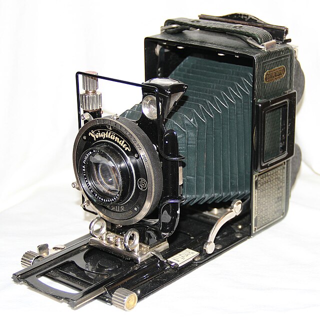 Voigtlander Bergheil macchina fotogrfica inizi novecento foto da museo licenza CC usatata da Brassaï. per le foto di Parigi di Notte