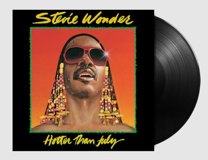 stevie wonder - la copertina dell'album hotter than july che lo ritrae in primo piano, con gli occhiali da sole e le treccine colorate