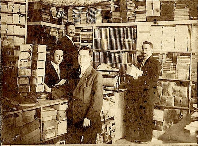 editori in foto epoca seppia