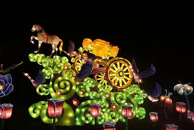 momenti della festa cinese con un drgo verde illuminato  foto licenza CC