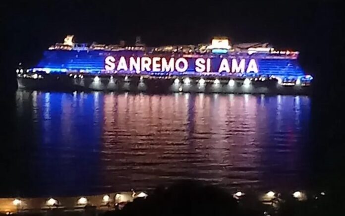 Festival di Sanremo - la nave della Costa di notte sul mare, illuminata dalla scritta 
