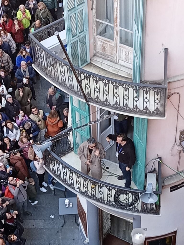 Ariston inside - Fiorello saluta la folla dal balconcino