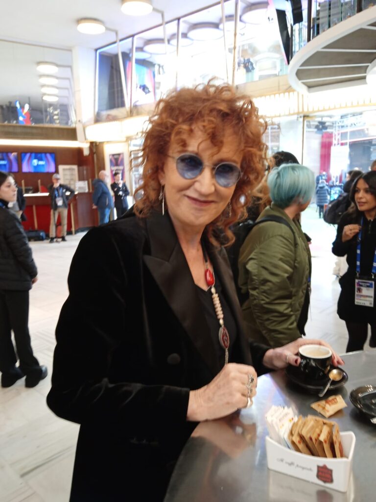 sanremo 2024 terza serata - fiorella mannoia al bar del teatro ariston mentre beve un caffè