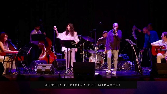 fabrizio griffa in primo piano durante un concerto