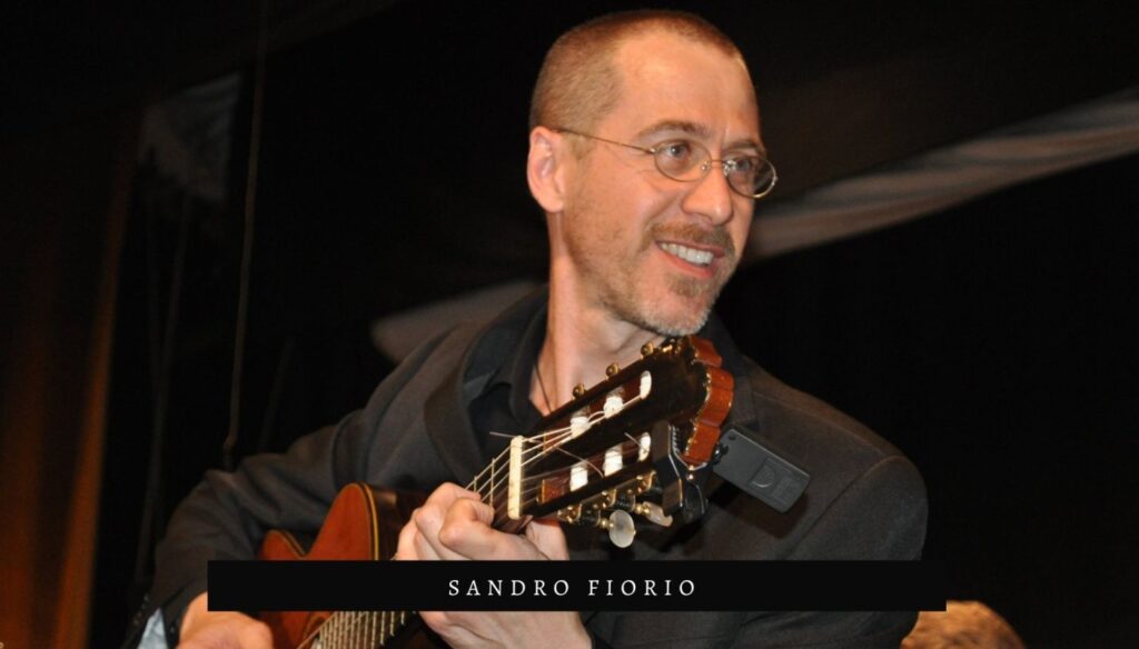 sandro fiorio in primo piano durante un concerto