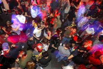 Milano, 19enne all’uscita discoteca denuncia: “Mi hanno violentata”