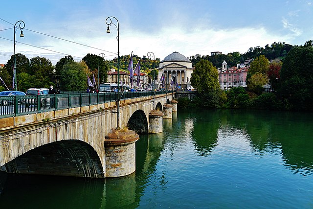 veduta di torino con il fiue po e la gran madre