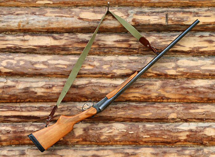incidenti di caccia - un fucile appeso ad una parete di legno
