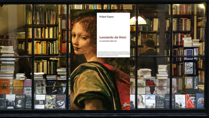 una vetrina di libreria vista da fuori affollata con in primo piano il libro leonardo d vinci