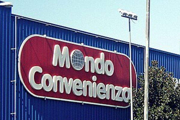 Mondo Convenienza multa - l'insegna rossa del negozio con la scritta bianca