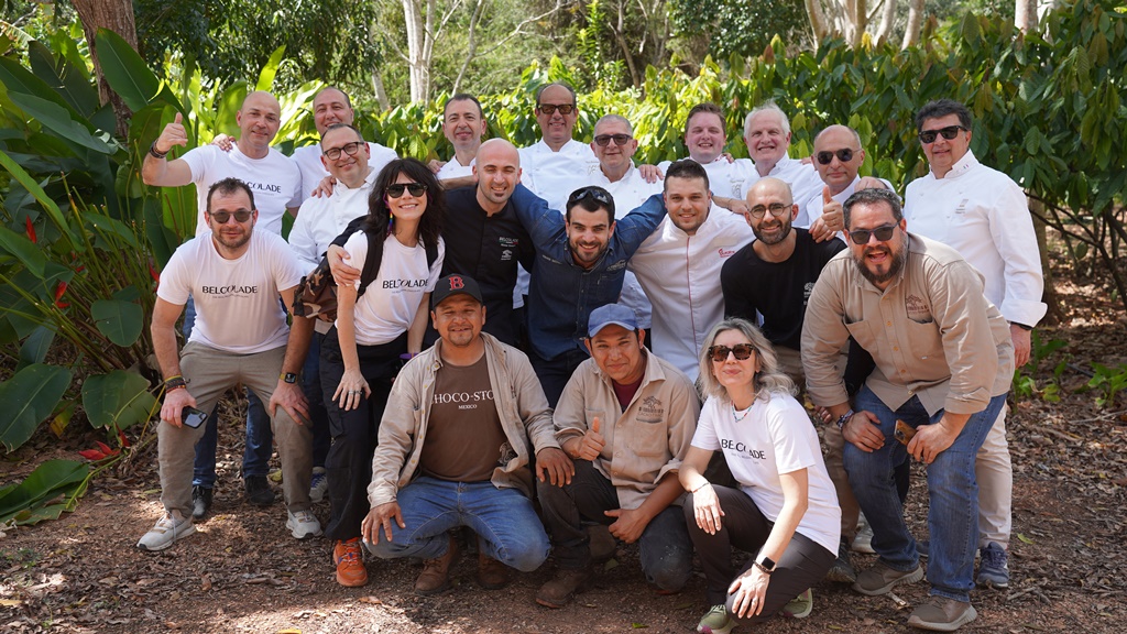 pasticceri italiani foto di gruppo nella piantagione di cacao criollo