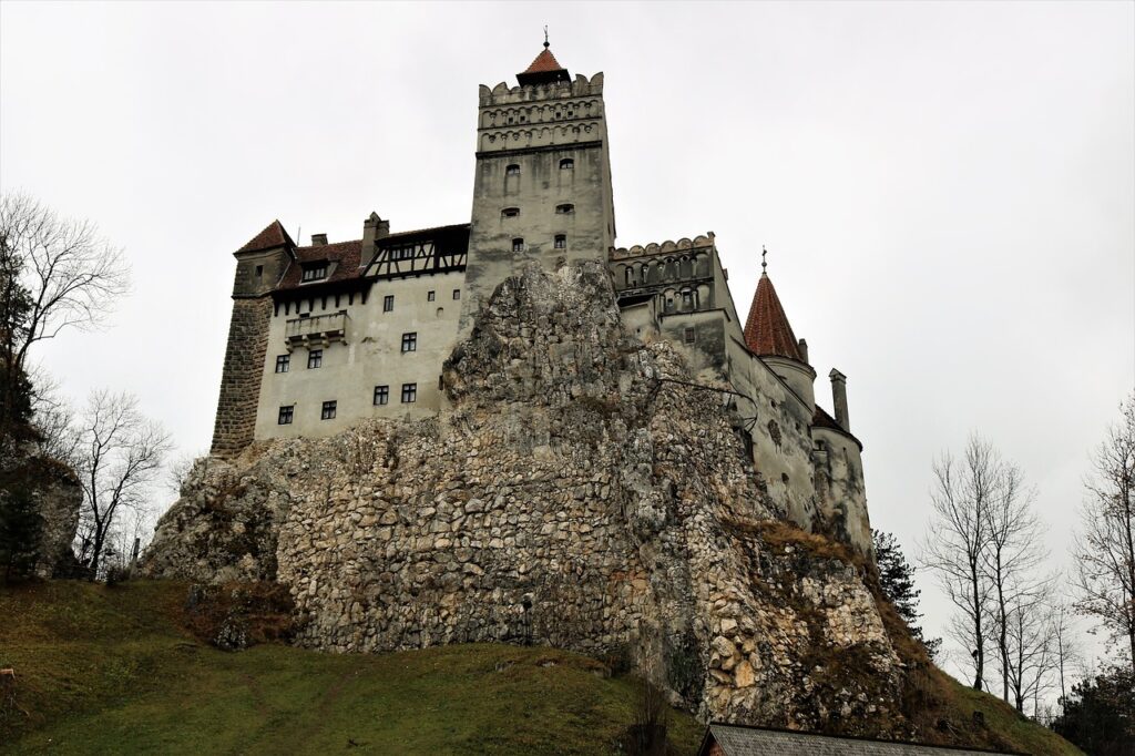 viaggi in Europa - il castello di Bran anche detto castello di Dracula si erge su un picco scosceso ed ha un aspetto suggestivo e misterioso