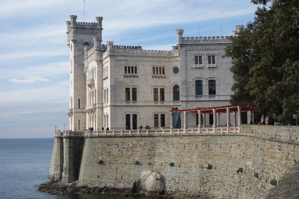viaggi in Europa - Italia - il MIramare a Trieste, bianco a picco sul mare con mura di cinta e una grande torre