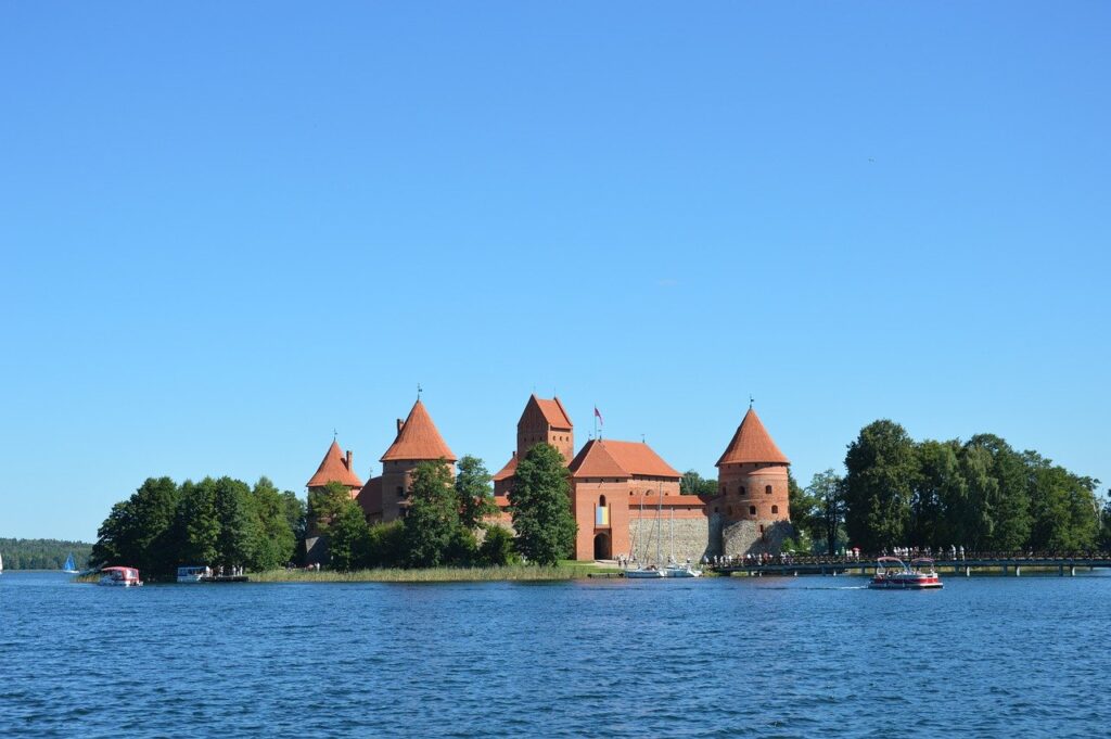 viaggi e turismo - piccolo con torri a punta in mezzo ad un lago. Sembra quello delle favole