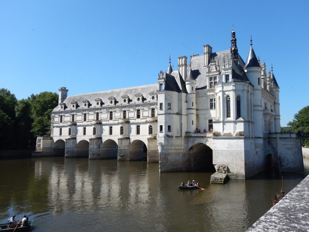 il castello di chenonceau bianco, con acqua ntorno