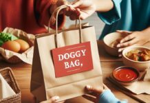 avanzi del cibo doggy bag - unA busta di cartone con un cartellino rosso con la scritta "doggy bag", tenuto da delle mani che lo stanno dando ad altre persone. Intorno dei piatti con del cibo