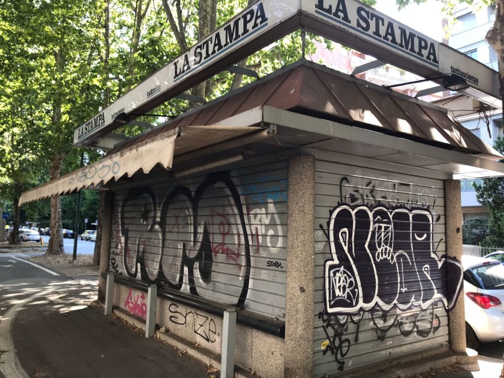 le edicole che sompaiono, un chiosco a Torino chiuso