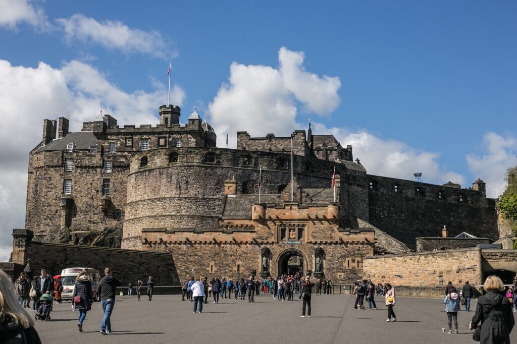 Castelli in Europa - il castello di Edimburgo , di giorno, con tanti turisti nel piazzale, grandi muraglioni antichi e tante torri