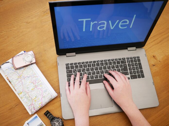 Booking - un laptop aperto con la schermata blu conla scritta 