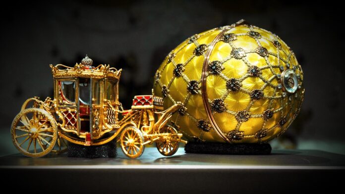 imperial coronatione egg uovo fabergé con carozza imperiale foto licenza CC