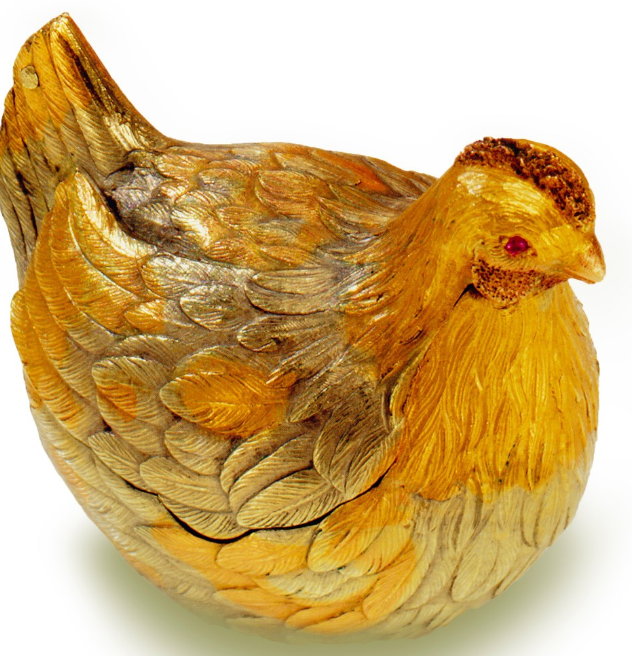 particolare del primo uovo la gallina d'oro smaltata con gli occhi dirubini immagine CC