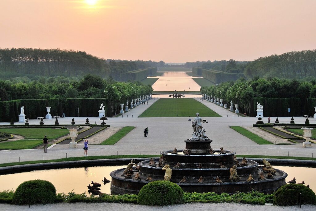 Castelli da scoprire - i giardini di Versailles con un lungo e largo viale contornato da statue e fontane