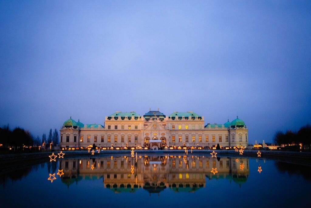 viaggi tra i Castelli da scoprire - il castello di Vienna con il lago davanti