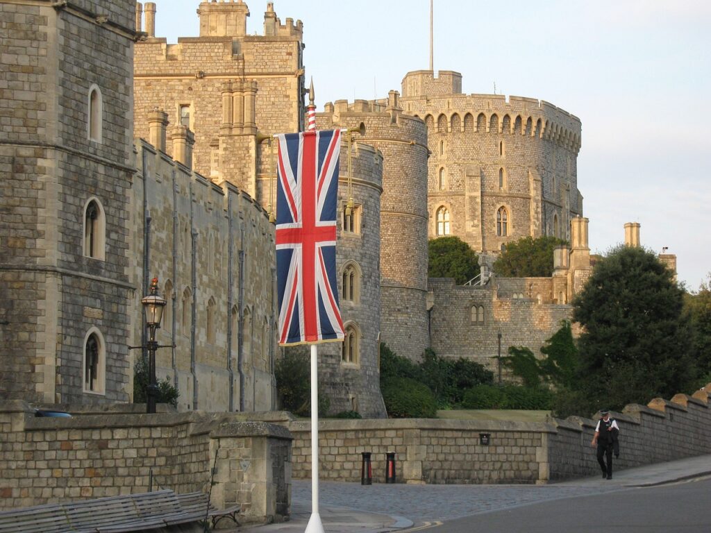 viaggi - Windsor, uno scorso dell'edificio con la bandiera dell'UK in primo piano, blu con tre croci rosse
