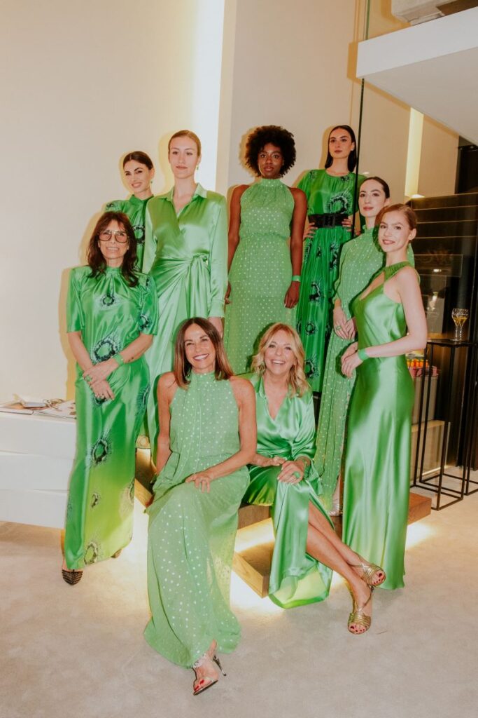moda e design - delle modelle in posa, tutte vestite con abiti lunghi verdi
