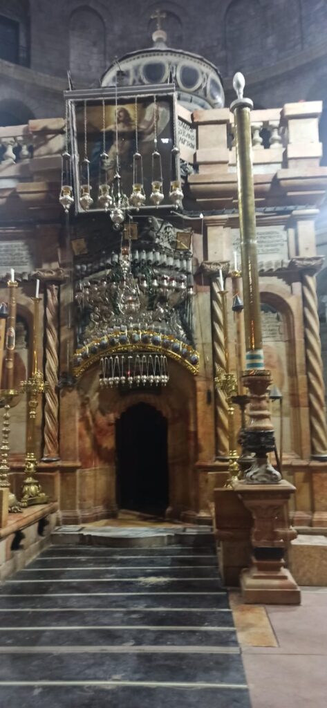 Gerusalemme . la porta d'ingresso al Santo Sepolcro con ceri e colonne