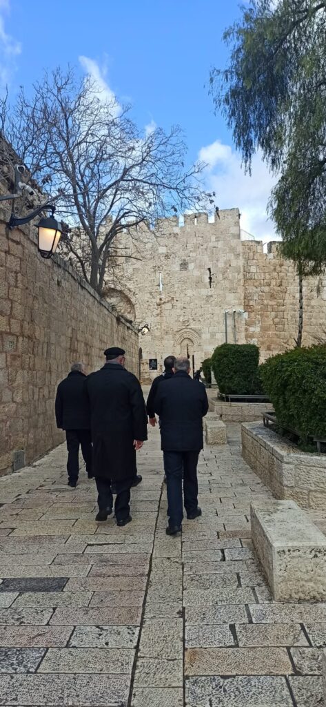 Gerusalemme - una via della citta con delle persone vestite di nero che camminano di schiena