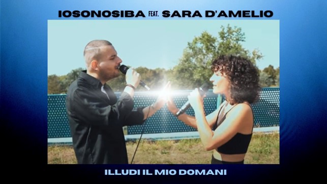 illudi il mio domani - iosonosiba a sinistra e sara d'amelio a destra intenti a cantare all'aperto