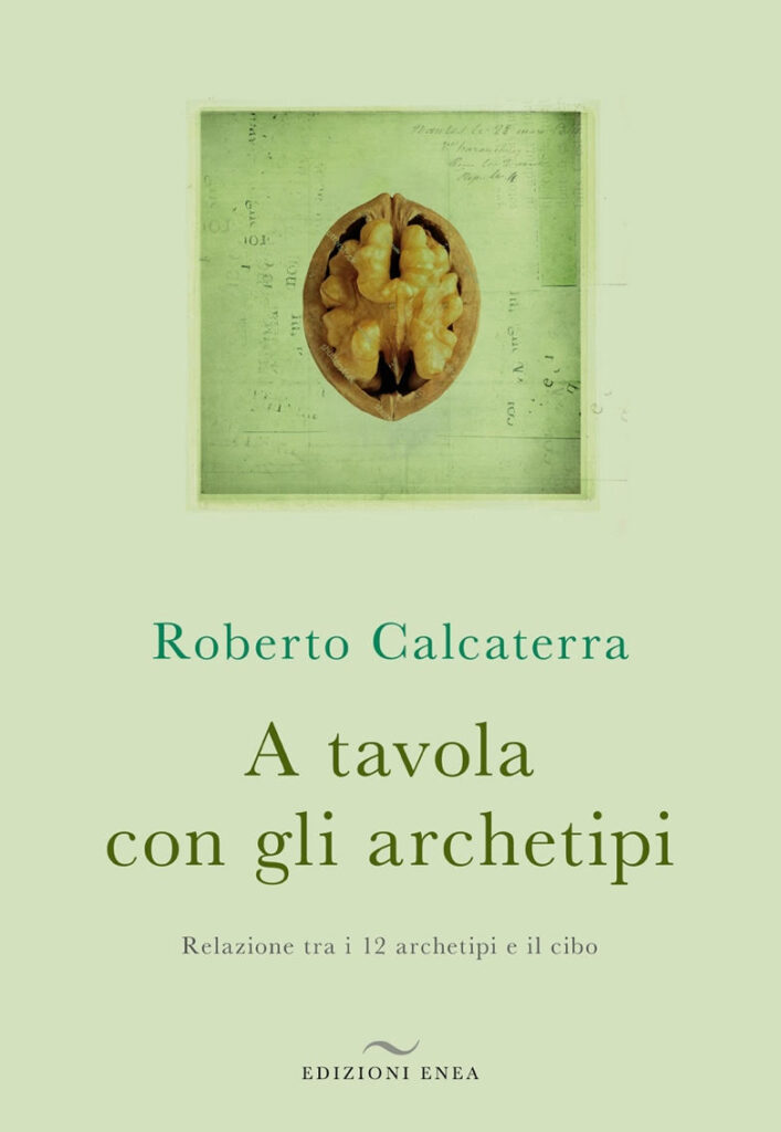 Roberto Calcaterra - la copertina del libro verde con al centro l'interno di una noce