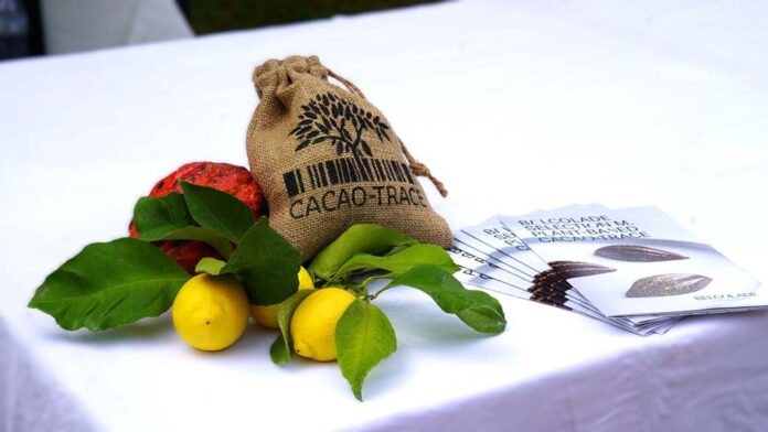 cacao trace - un sacchetto di iuta con la scritta cacao e dei limoni vicino