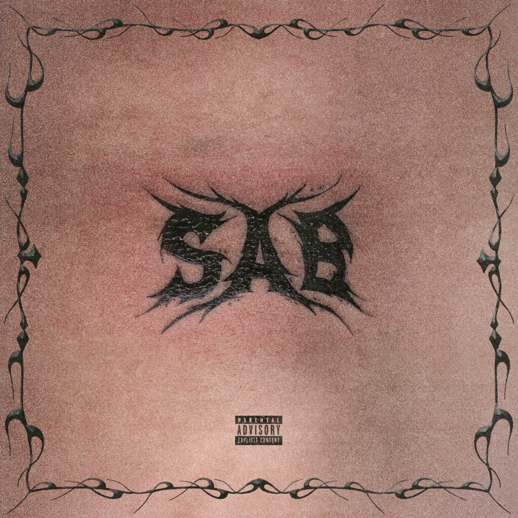 silent bob - la copertina del nuovo singolo che riproduce lil titolo "sab" a forma di tatuaggio