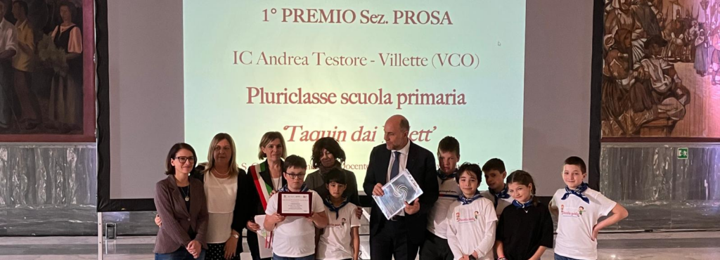 Dialetto e i ragazzi - foto di gruppo con i vincitori del concorso