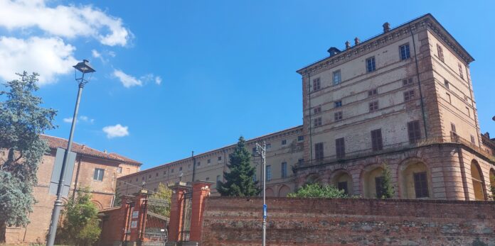 il castello di Moncalieri con mura alte, torre e alberi