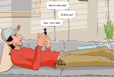 Un fumetto: un uomo con maglioncino rosso e pantaloni beige è sdraiato per terra con le spalle appoggiate al muro di casa, in giardino,, ha un cappellino con visiera e sta chattando al cellulare