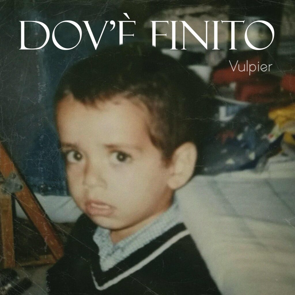 vulpier - la copertina del nuovo singolo che raffigura un bimbo in primo piano, che indossa un maglioncino blu